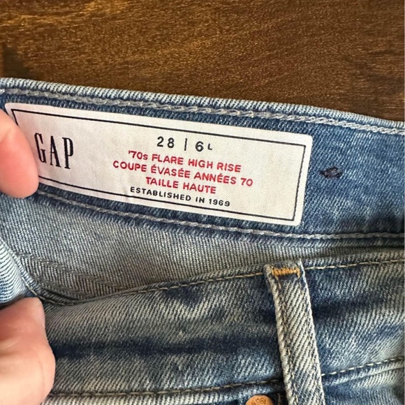 GAP 70’s high Rise flare Jeans NWOT - Picture 2 of 4